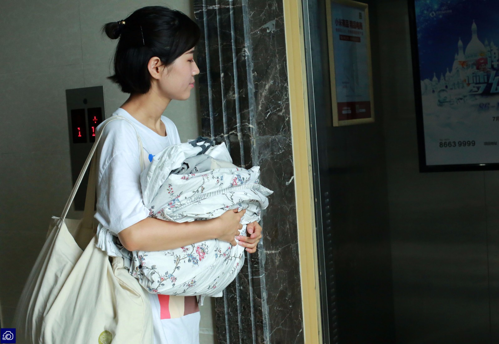 90后美女辞掉年薪15万工作,如今天天为客户刷马桶|90后|何倩倩|马桶