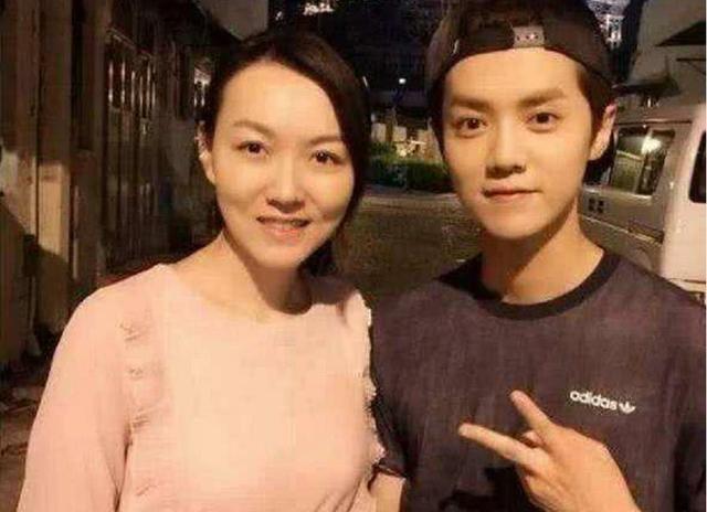 鹿晗晒跟妈妈合照,妈妈的颜值成亮点,网友:家里只有鹿晗最丑!