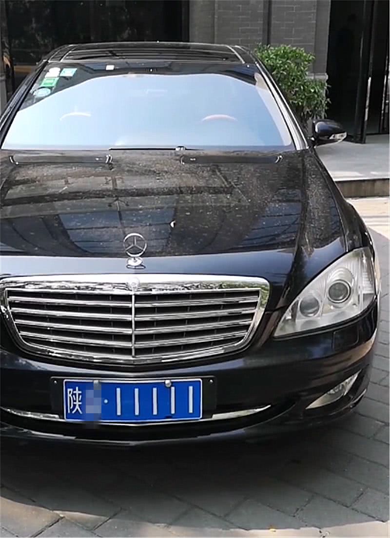 陕西偶遇百万路虎,车牌5555十分吸晴,但旁边的车牌还要霸气!