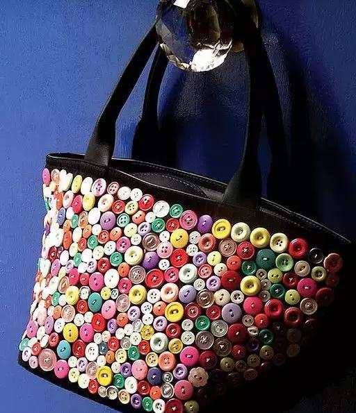 破旧衣服上的纽扣别扔,小小的纽扣组合在一起也有大用处