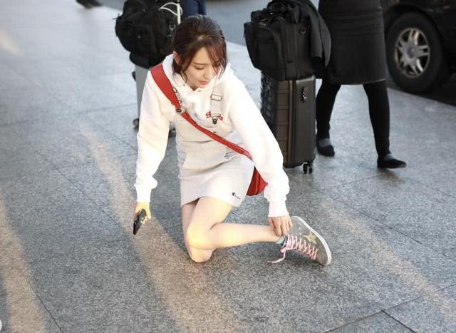 佟丽娅机场单腿跪地,网友们各种心疼,还不忘和粉丝们合影