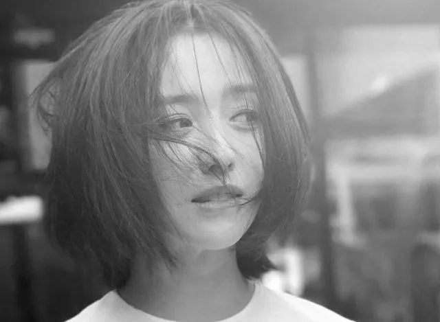 她一头短发清爽干练,身穿灰色西装套装,化身霸道女总裁,帅气十足!