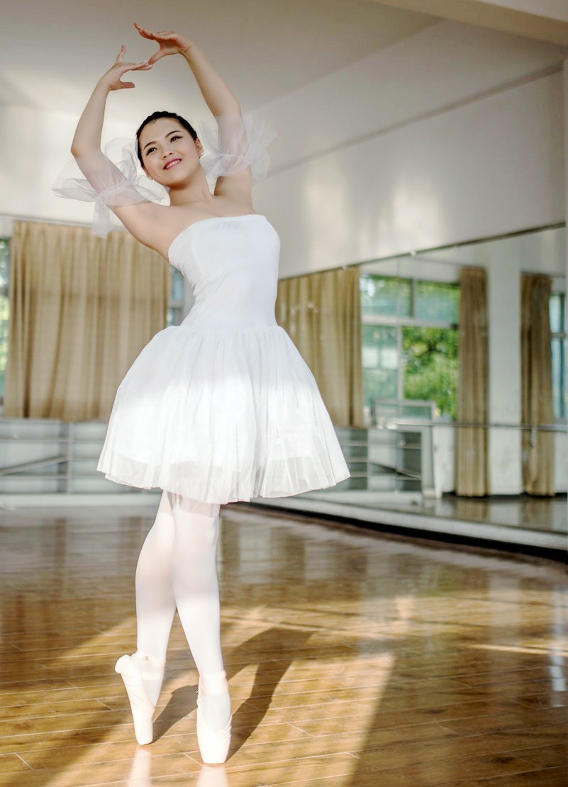 周末里一个在河边夕阳下的芭蕾舞女孩