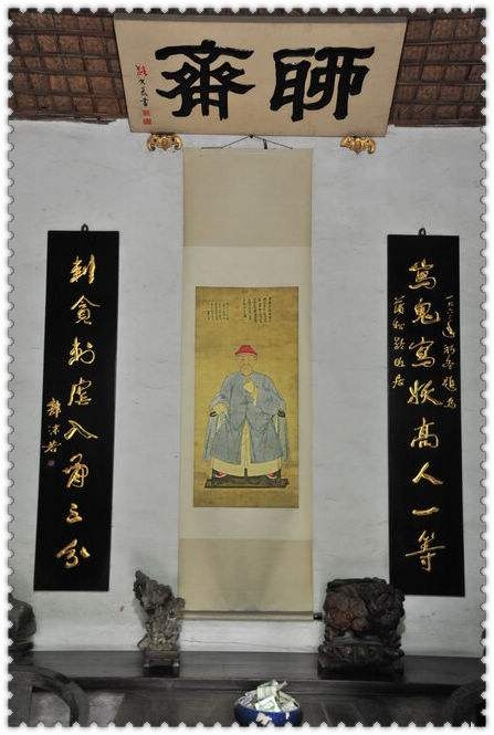 《聊斋志异》作者蒲松龄故居前的一副对联,乃是现代大文豪所写