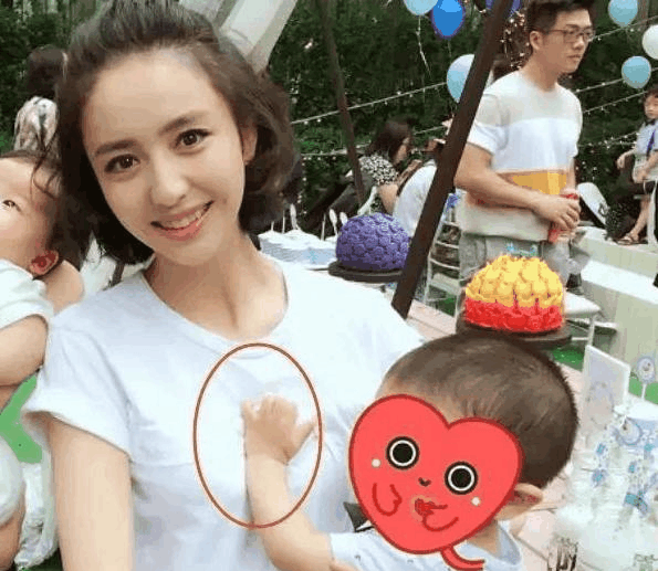 33岁佟丽娅与儿子近照, 一细节可以看出她现在过的好不好!