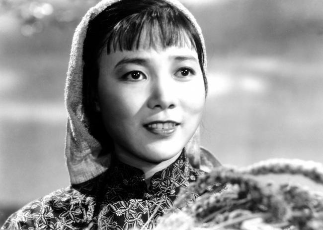年轻人对田华这个名字还有点陌生,但上个世纪的人几乎都熟知她.