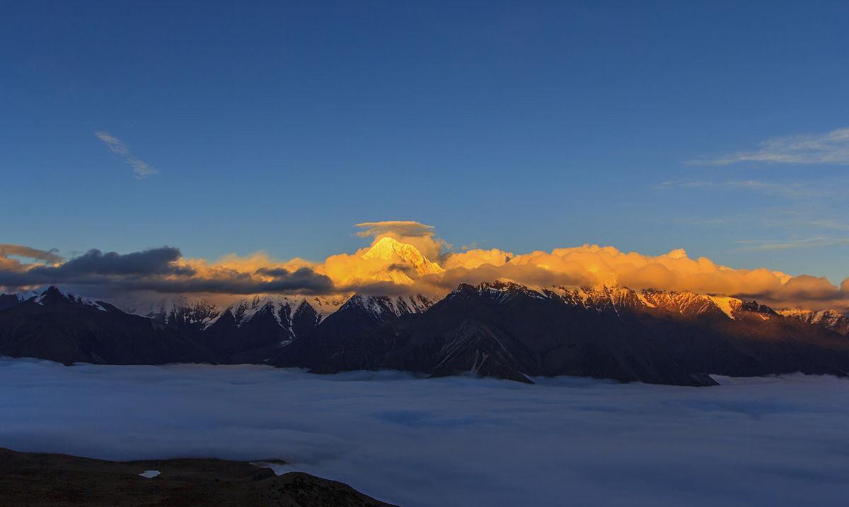 贡嘎山是大雪山的主峰.
