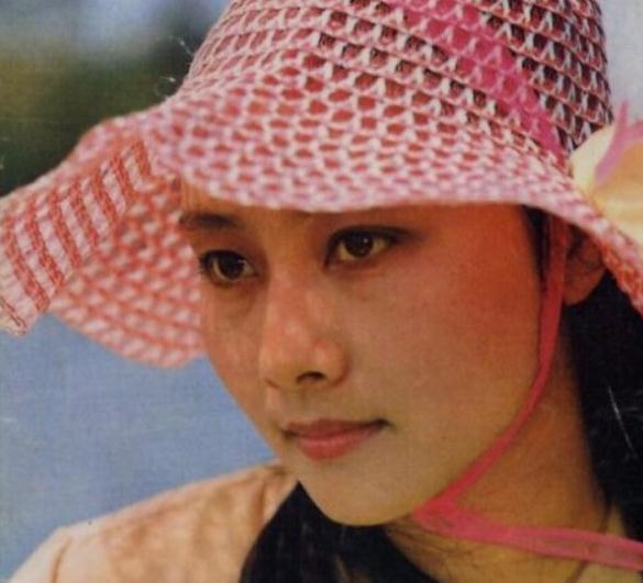 在剧中饰演外科医生王亚茹的黄梅莹,当年因为《渴望》而获得过很高的