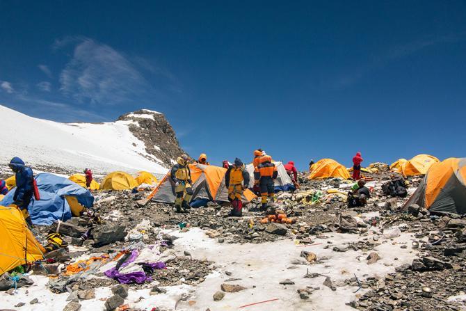 珠穆朗玛峰变得垃圾遍地,都快成"屎山"了!