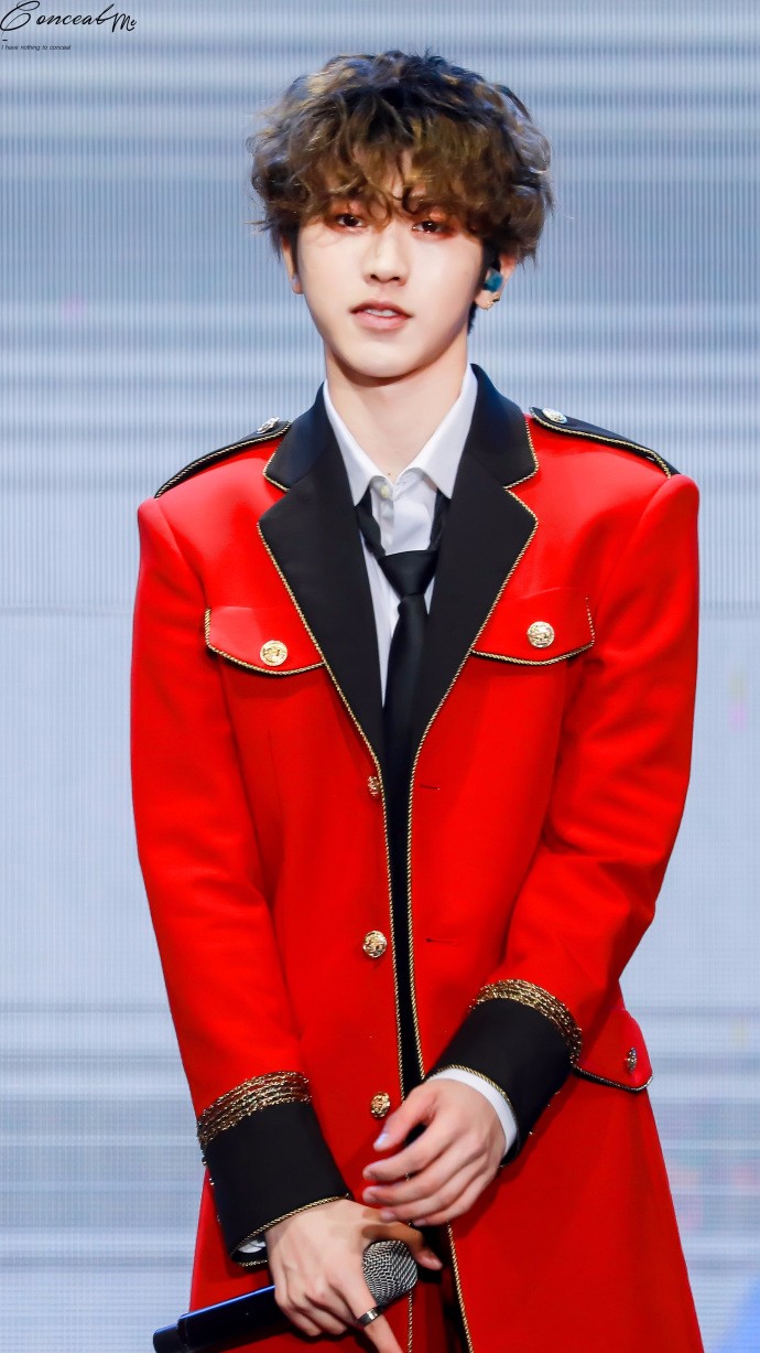 蔡徐坤一头卷毛穿红衣亮相深圳站粉丝见面会台上尽情献唱好帅气