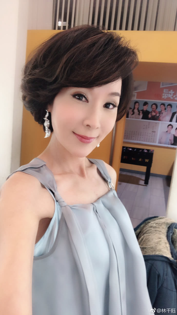 焦恩俊一家近照曝光三兄妹长成一个模样48岁妻子貌美如花