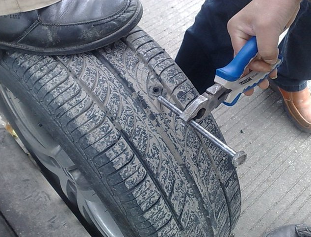 钢筋也是扎胎厉器,还有欧本.螺丝钉总是让人防不胜防!