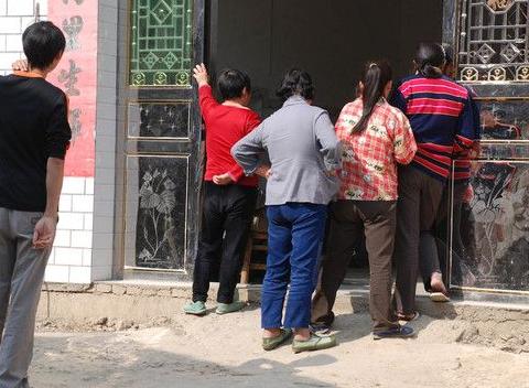 在农村,这些情况去串门,估计要被村里人骂_新浪新闻