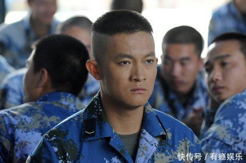 对的,今天我们来说说演员杨志刚,他是《火蓝刀锋》中机灵同时贫嘴滑舌