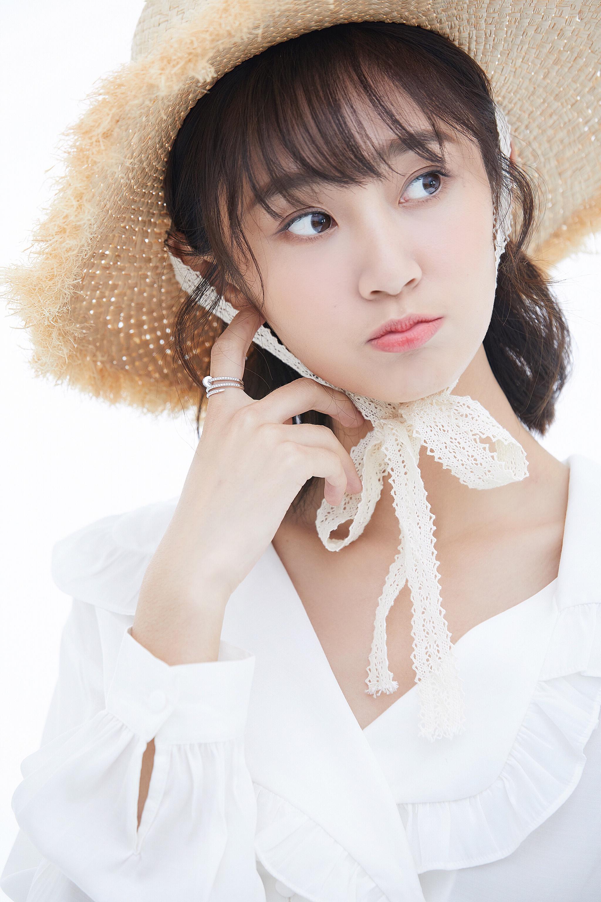 新生代演员 初夏写真,淡雅的妆容和齐肩的短发,少女气息扑面而来