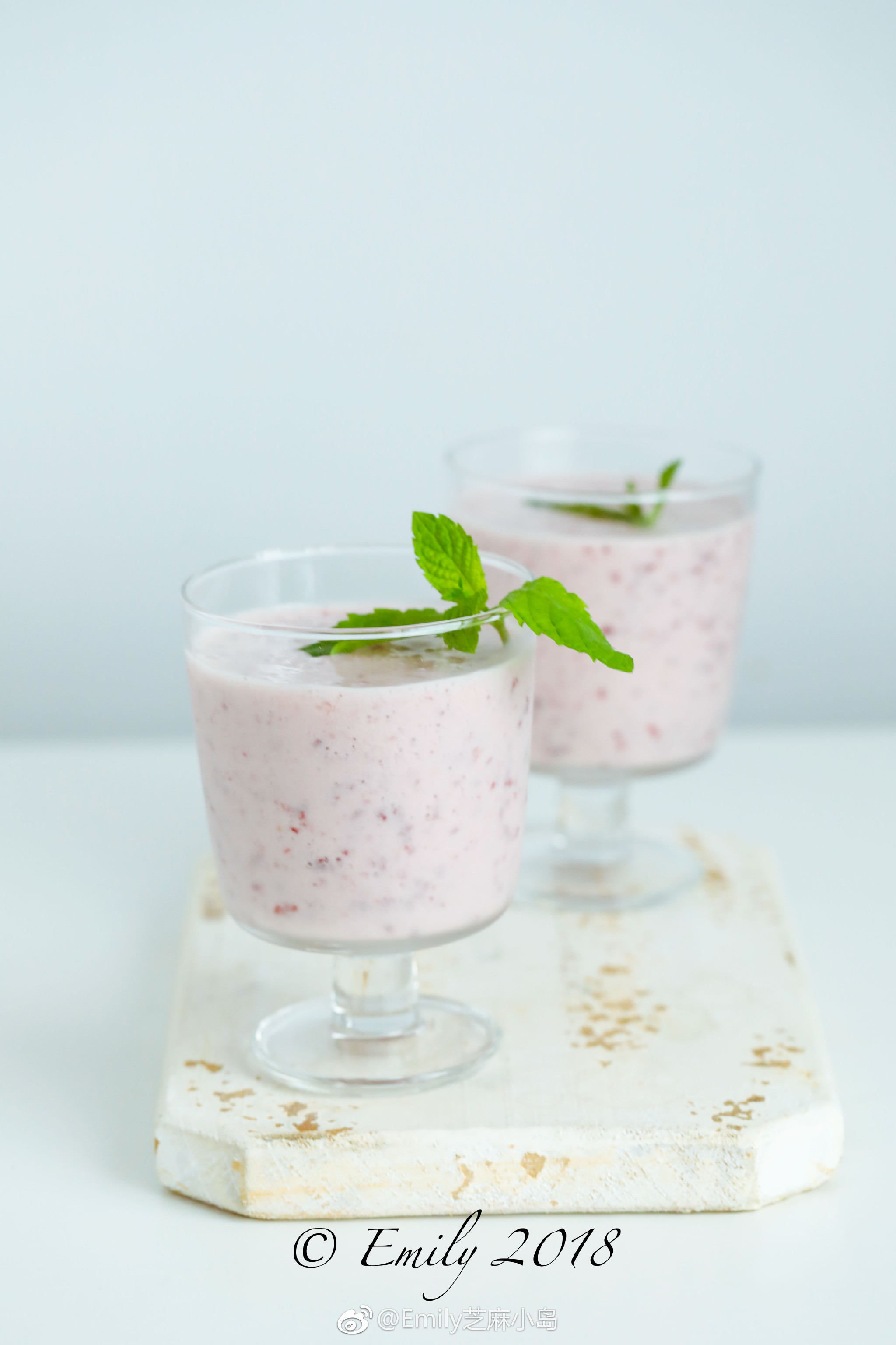 下午用破壁机做了个冰葡萄奶昔用的冷冻的无籽葡萄和酸奶