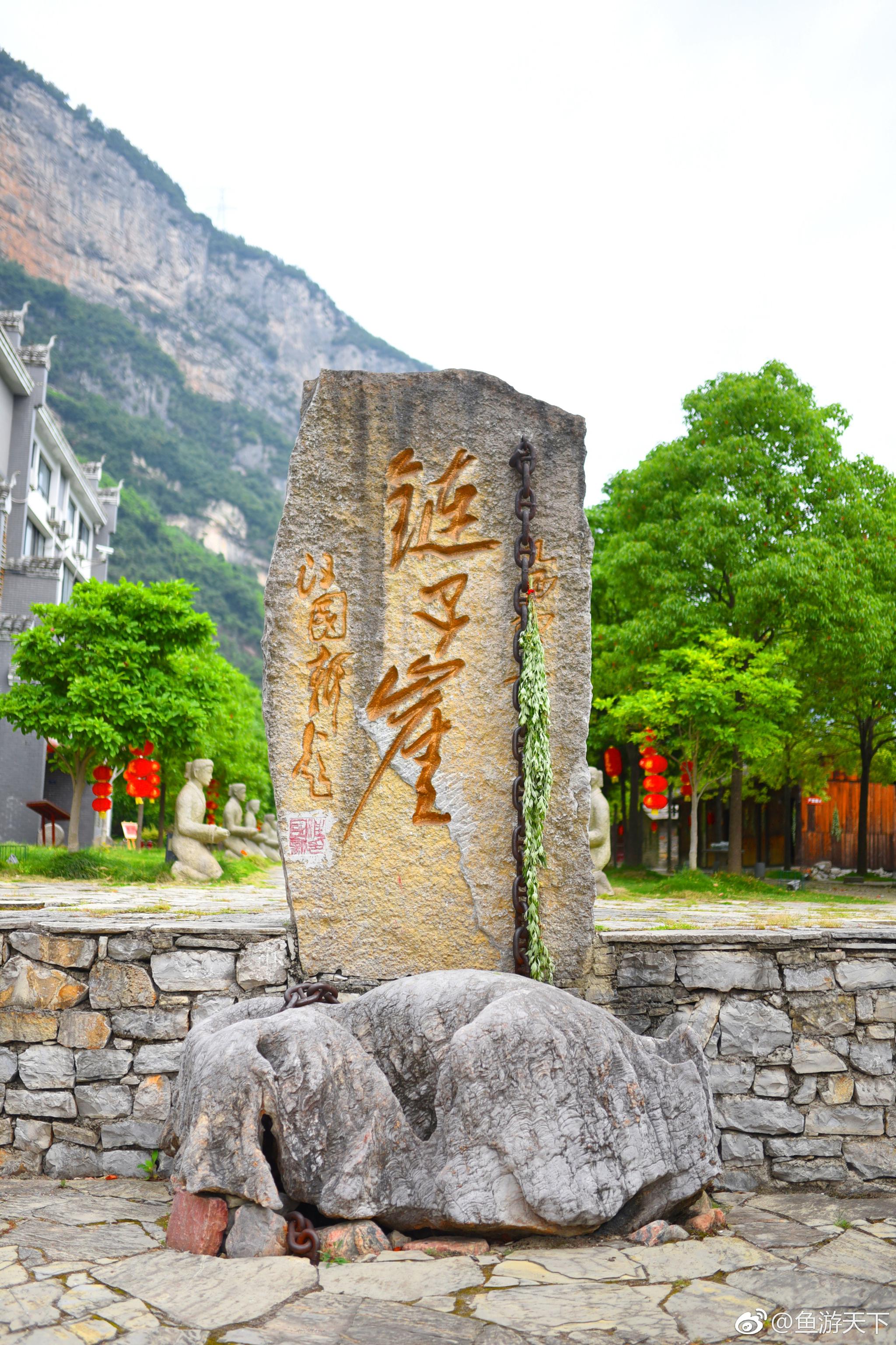 第一次登上秭归县的链子崖,空气清新,十分静谧,颇有"蝉噪林愈静