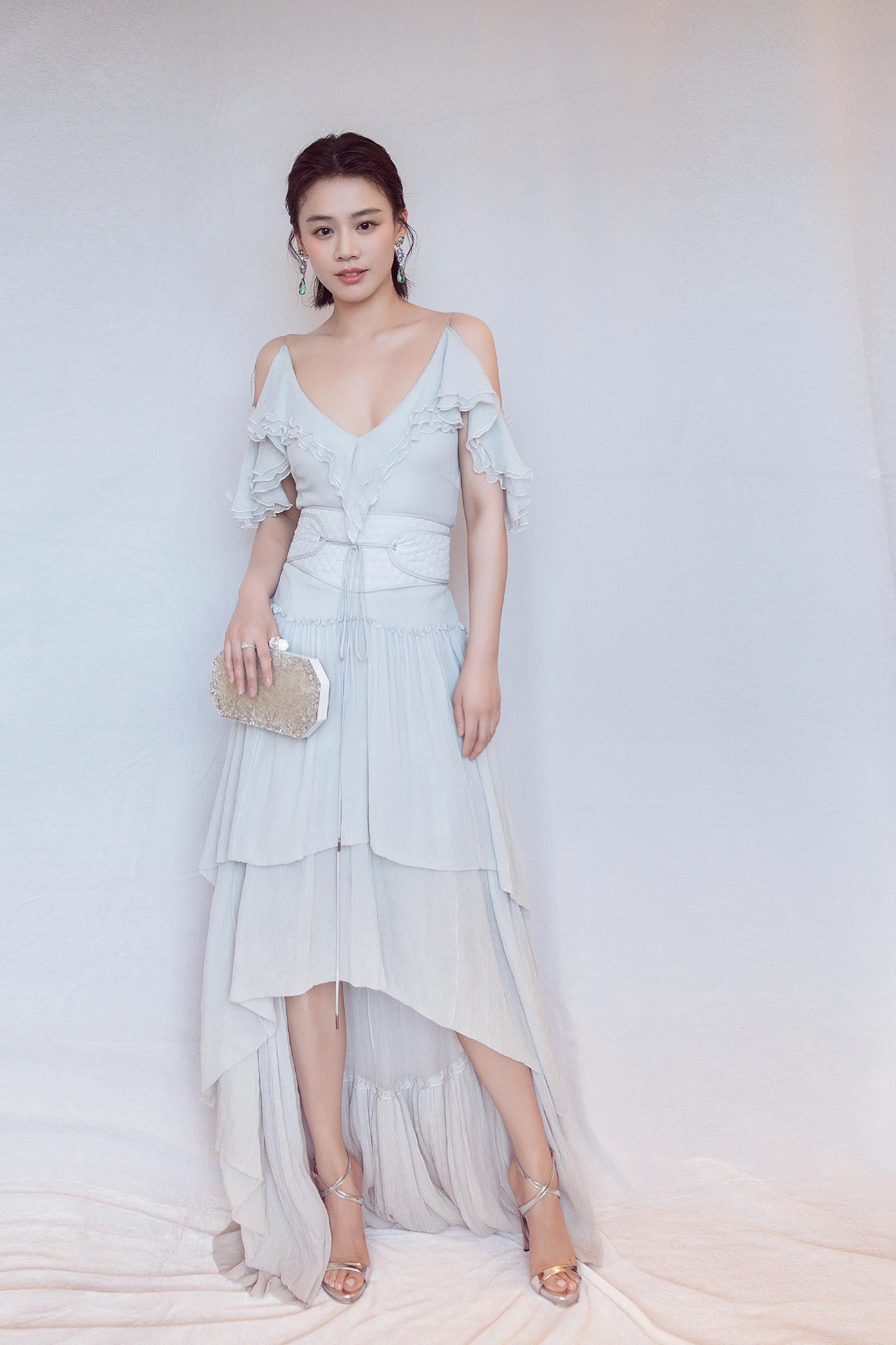 67@马思纯 身穿浅蓝色荷叶长裙,零落有致清新优雅,深v束腰设计露