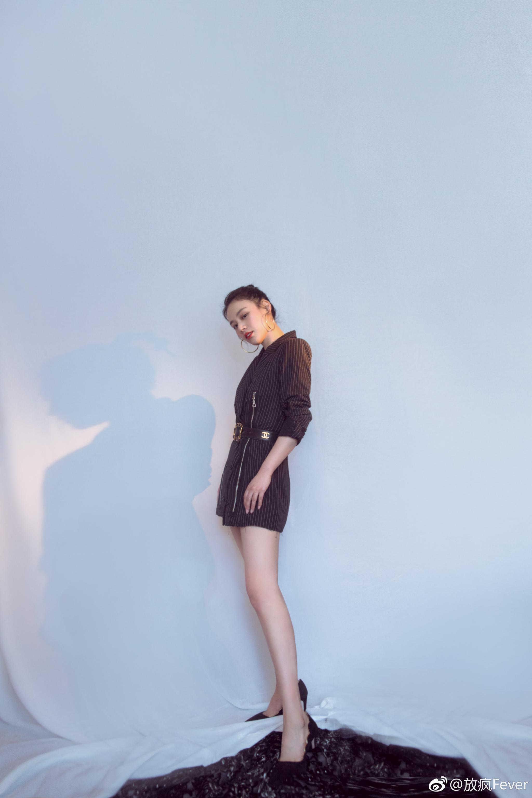 马思纯亮相《狄仁杰之四大天王》北京首映礼.身穿黑色条纹西装裙