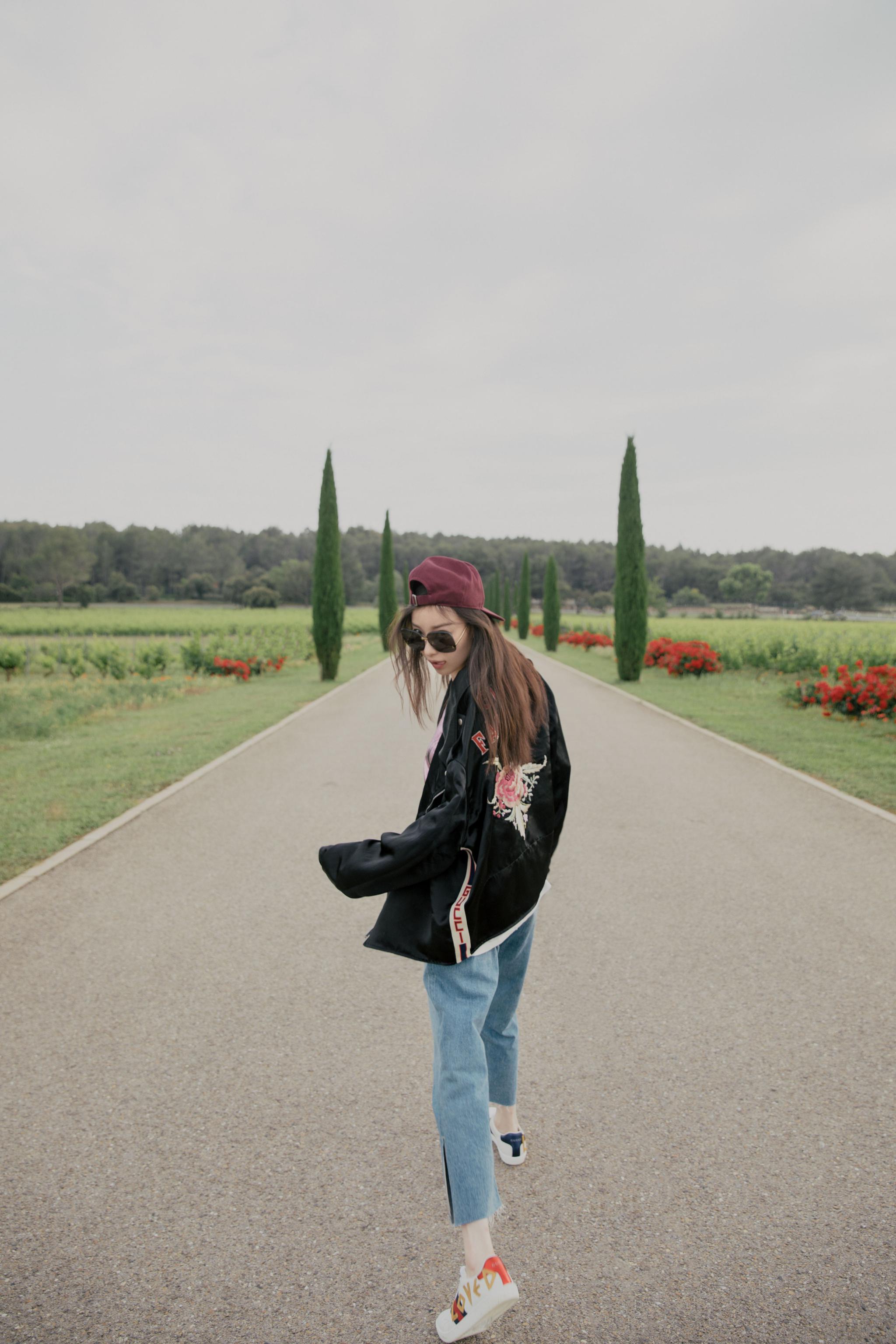 元气满满的倪妮搞怪自拍美美哒