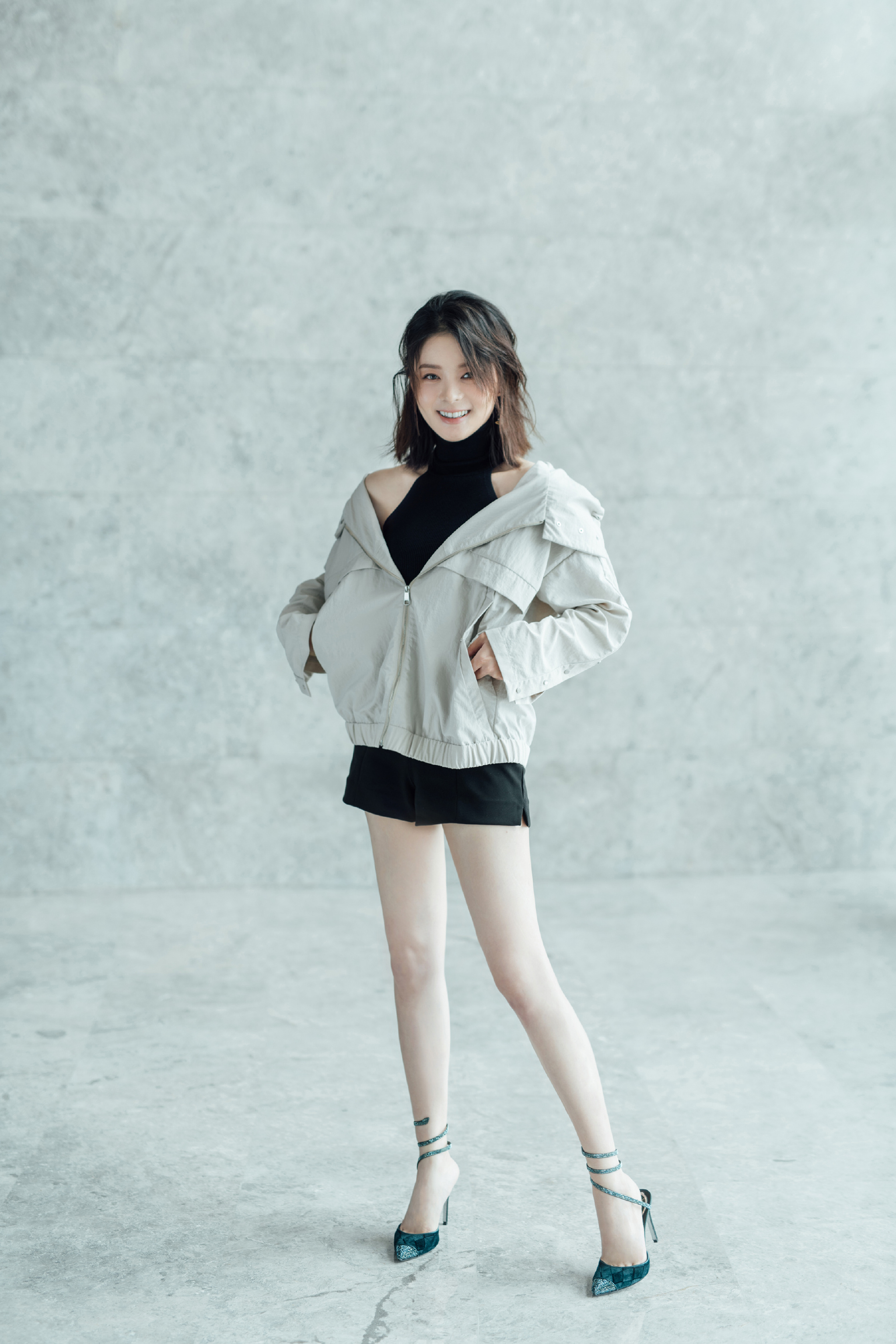 作为中"亦正亦邪"的@王玥兮r ,一袭时尚装扮出席