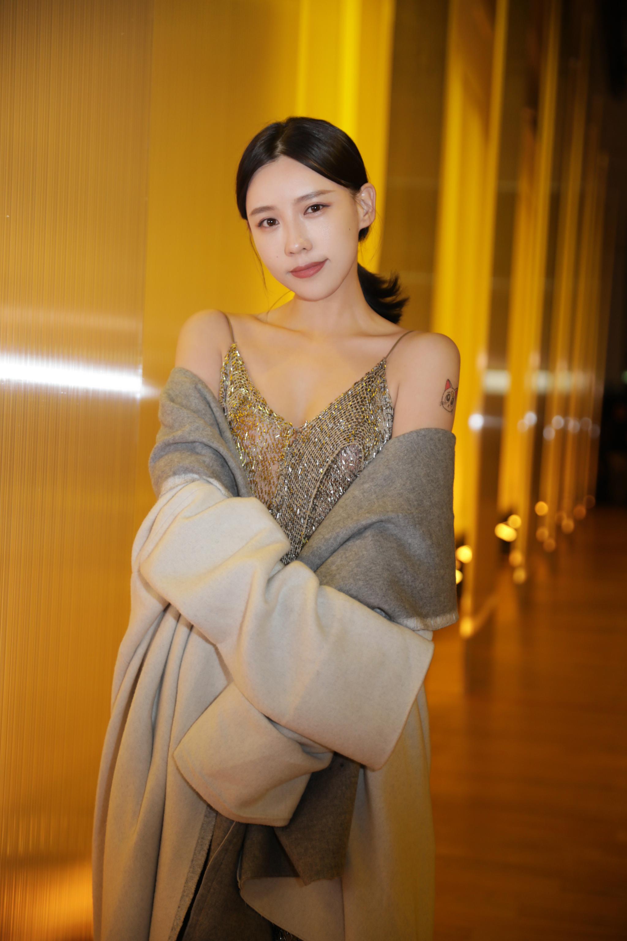 施予斐受品牌邀请再次现身巴黎秀场