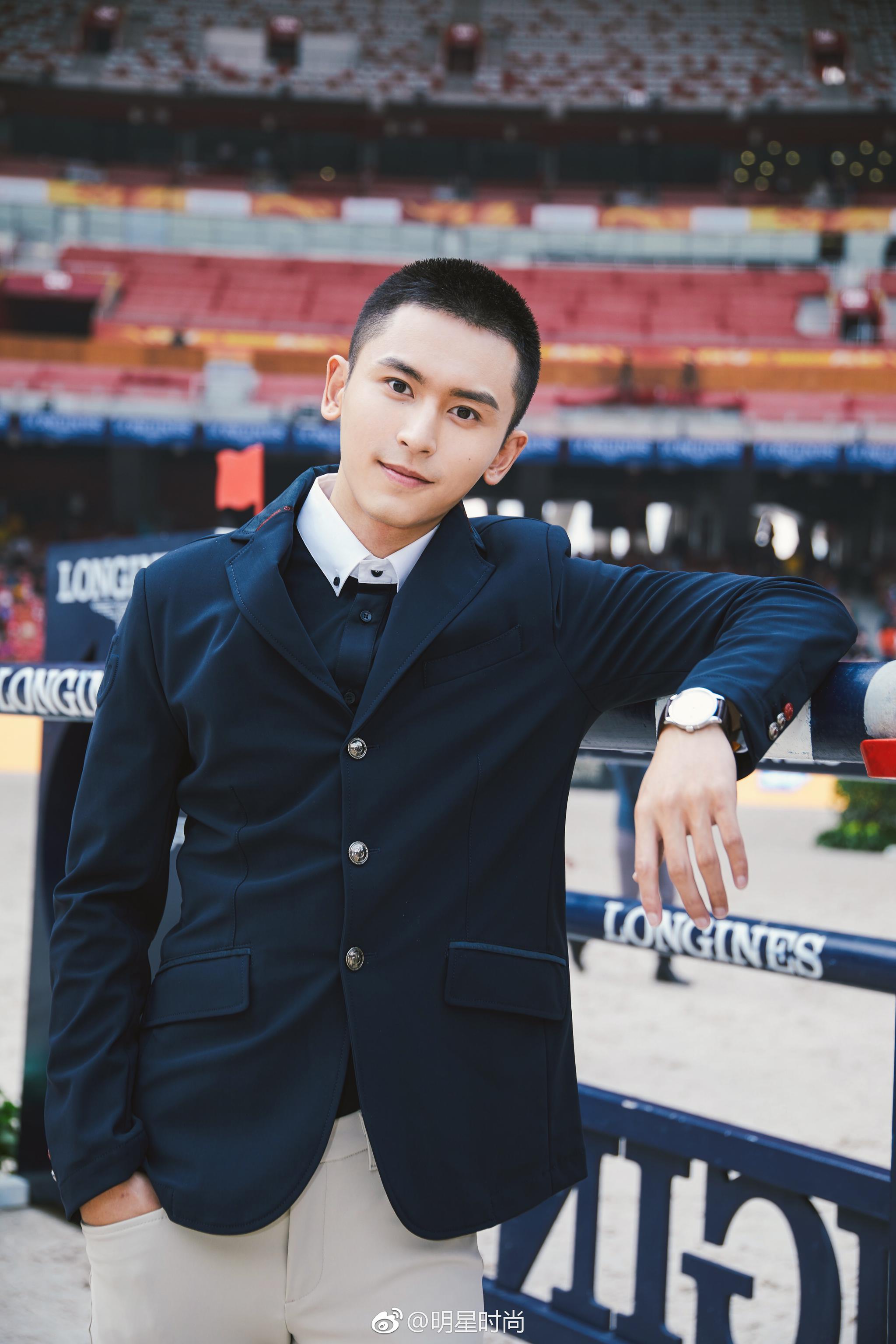 张哲瀚疯子 受邀出席浪琴品牌活动,一袭宝石蓝丝绒质地西服搭配黑色