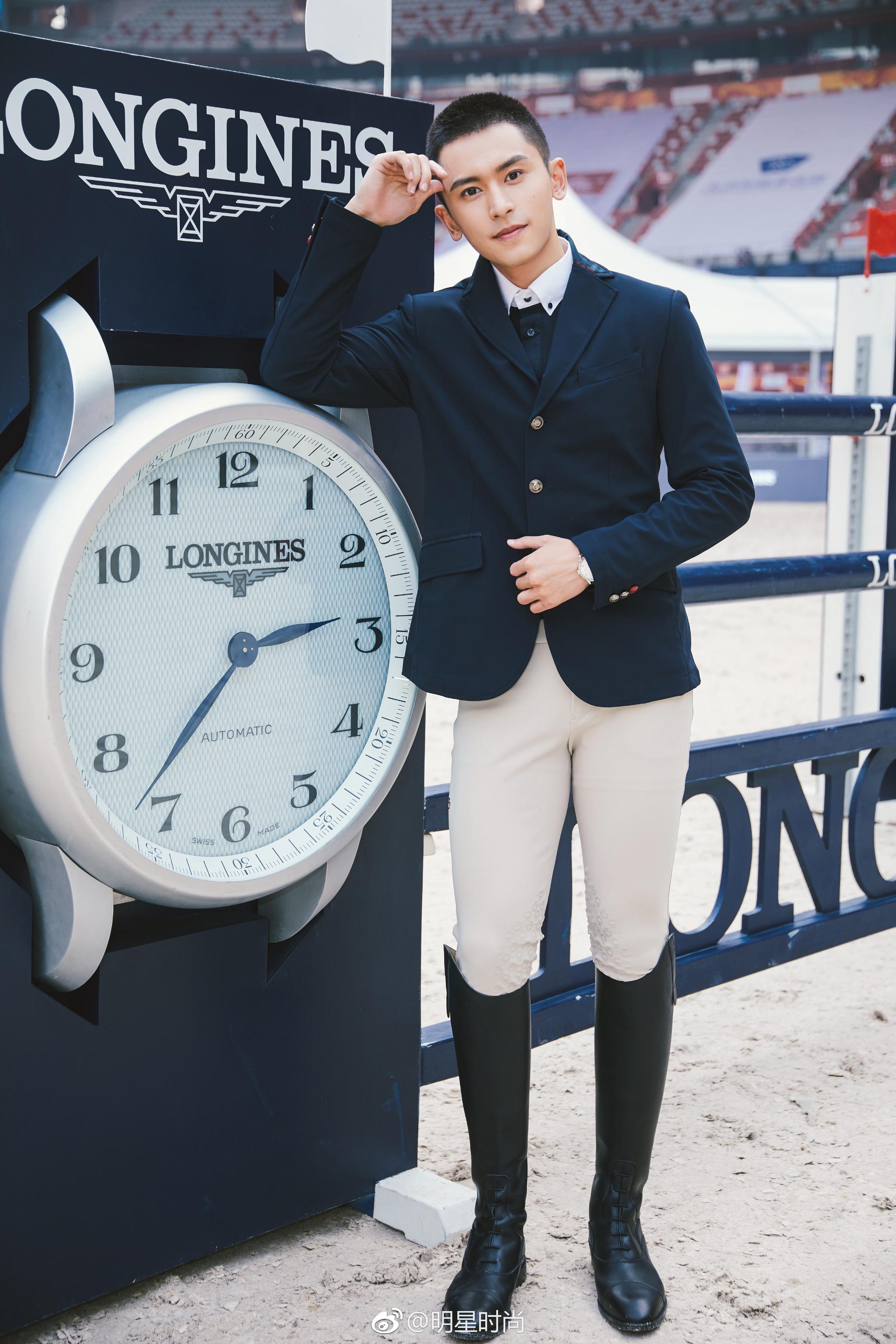 张哲瀚疯子 受邀出席浪琴品牌活动,一袭宝石蓝丝绒质地西服搭配黑色