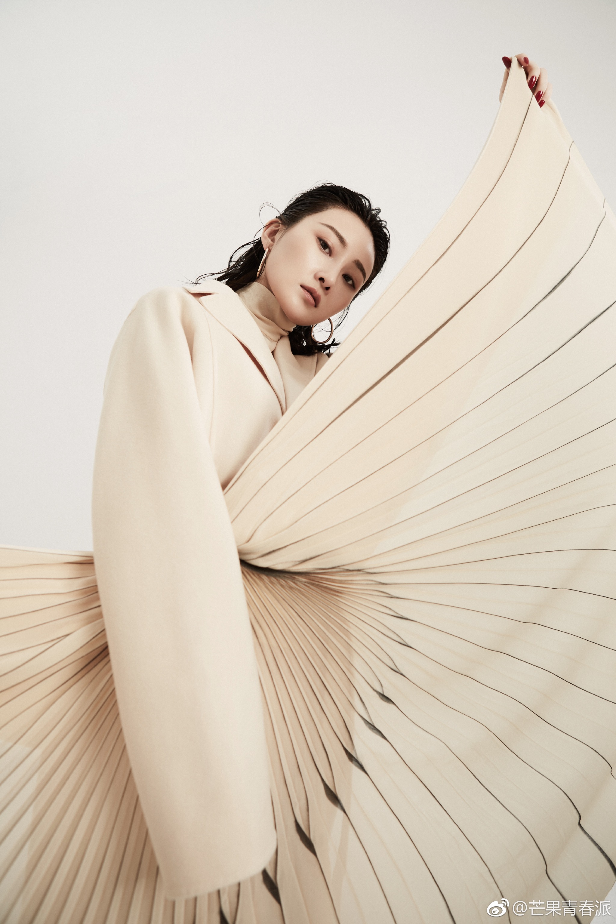 为时尚健康拍摄了一组时装大片,时而身着米色长裙显露优雅