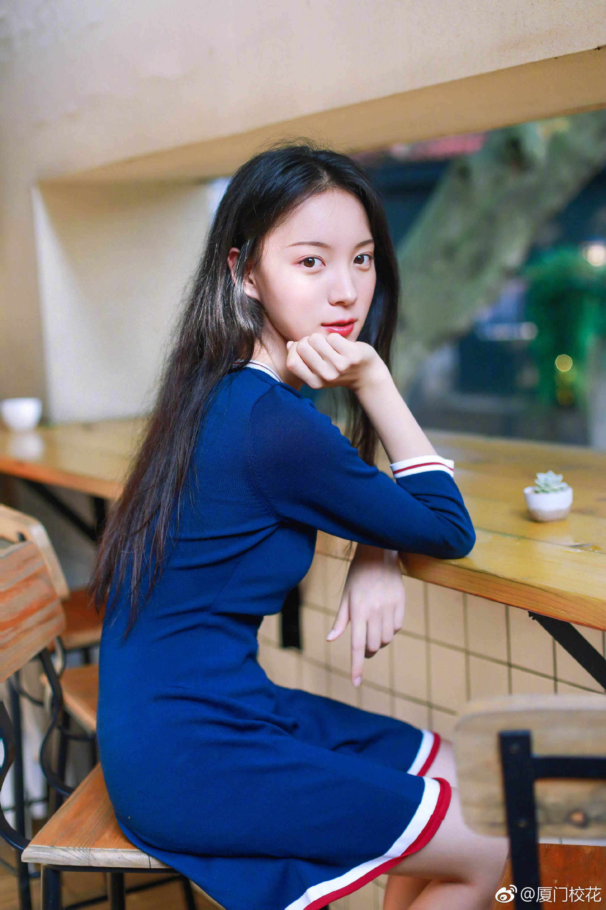 97年,就读于中国海洋大学法语专业,身高168cm,爱好舞蹈,篮球