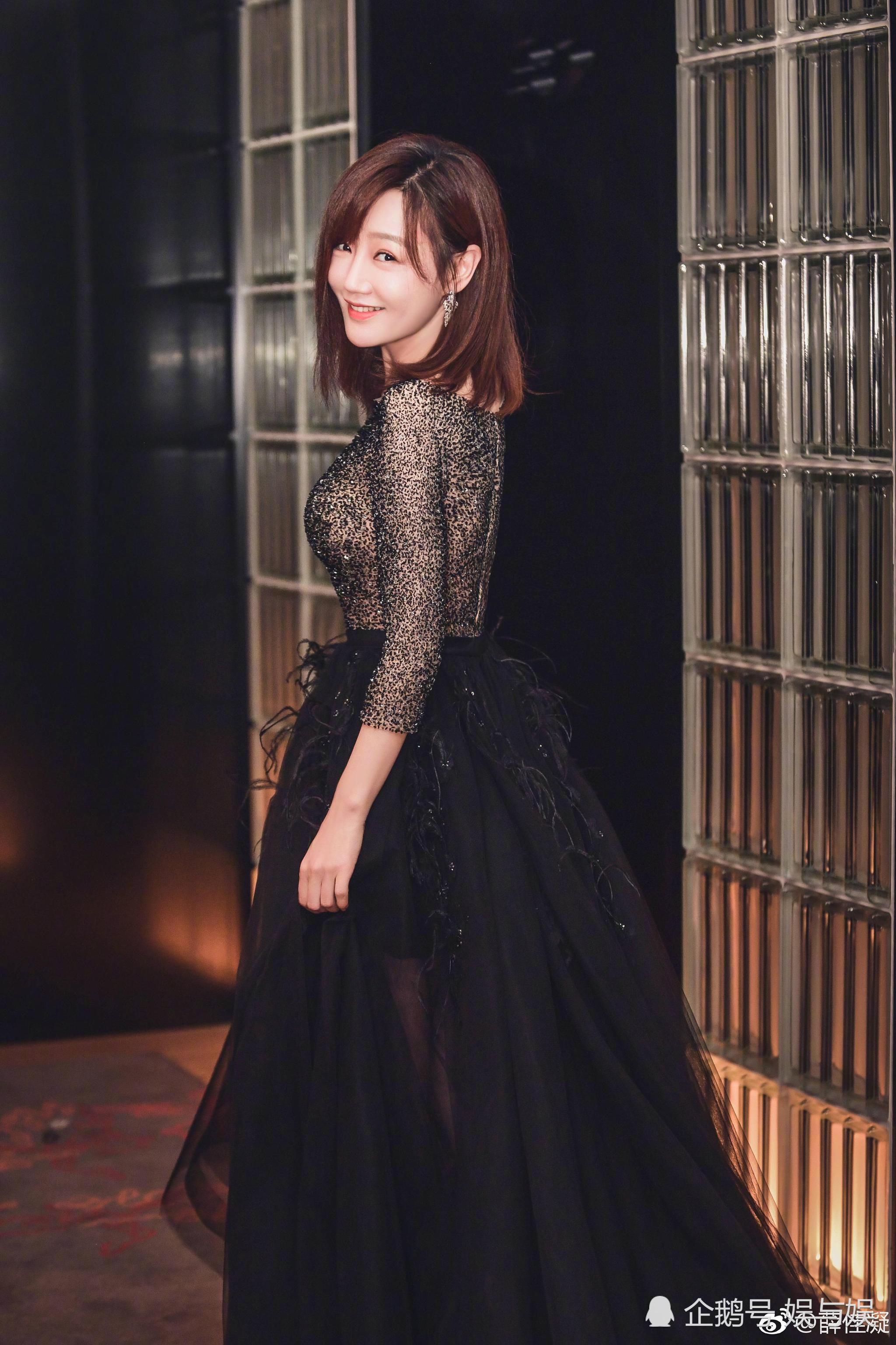 胡歌前女友薛佳凝一袭薄纱大秀傲人身材笑脸却有点僵