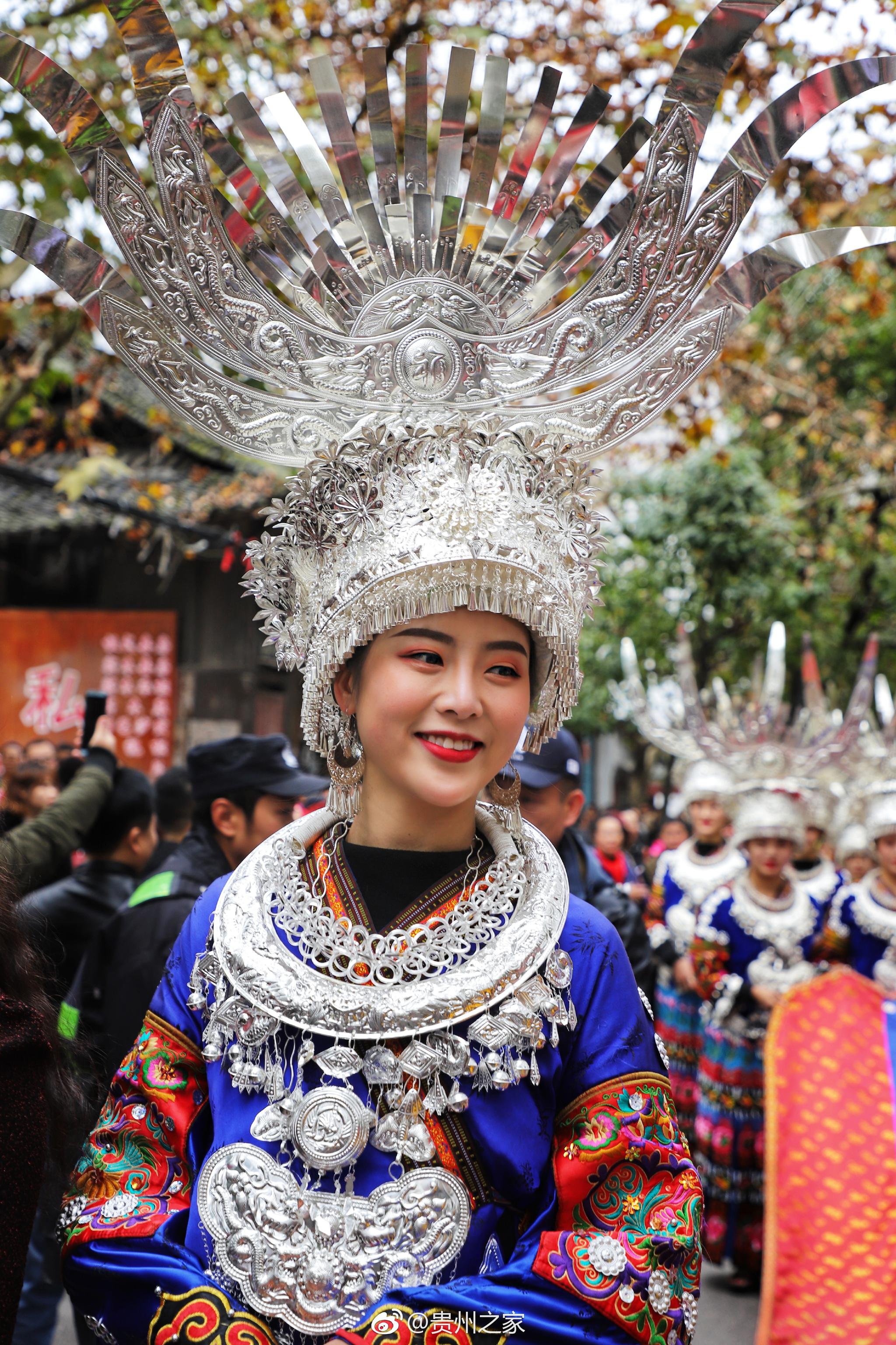 苗族千人长桌宴是苗族宴席的最高形式与隆重礼仪,已有几千年的历史