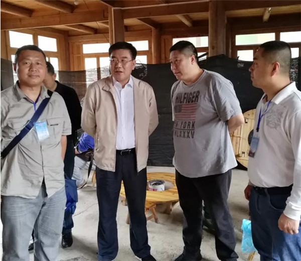 左一:龙胜各族自治县县长吴永合,右一:桂林北京商会会长刘强 龙胜优越