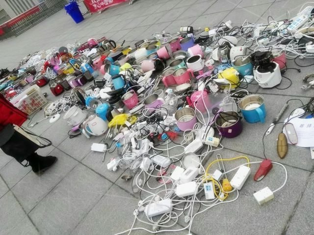 学校定期检查学生宿舍,查出大批违禁品让校方震怒