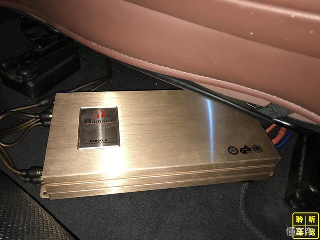 四路功放安置于座位底下负责推动前后声场和超低音.