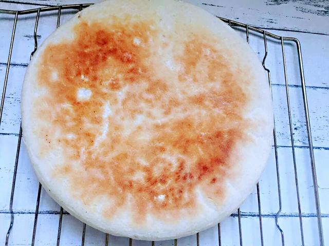 满满麦香的发面大锅盔,煊软可口,好吃又抗饿,一顿一个就管饱!