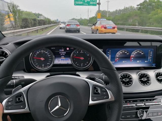 开奔驰就是有钱人同样都是开奔驰原来也分等级