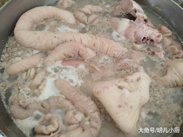 4我用的是电压力锅,放入清洗干净的猪肚和猪大肠,放葱姜.5放入香料.