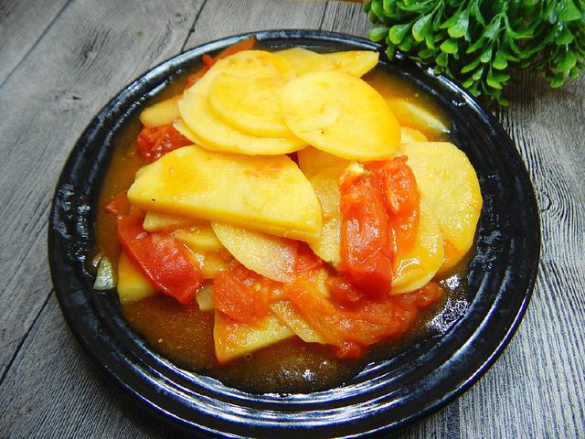 特不起眼的土豆,里面没有肉却比肉香,特别下饭,做法也简单