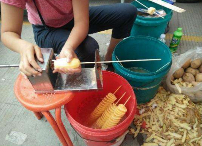 小两口菜市场摆摊卖土豆,一串十片很多人买,月入上万绰绰有余