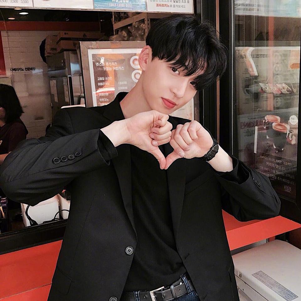 据说这位是最近渐渐出现在韩国妹子kkt封面上的男模特