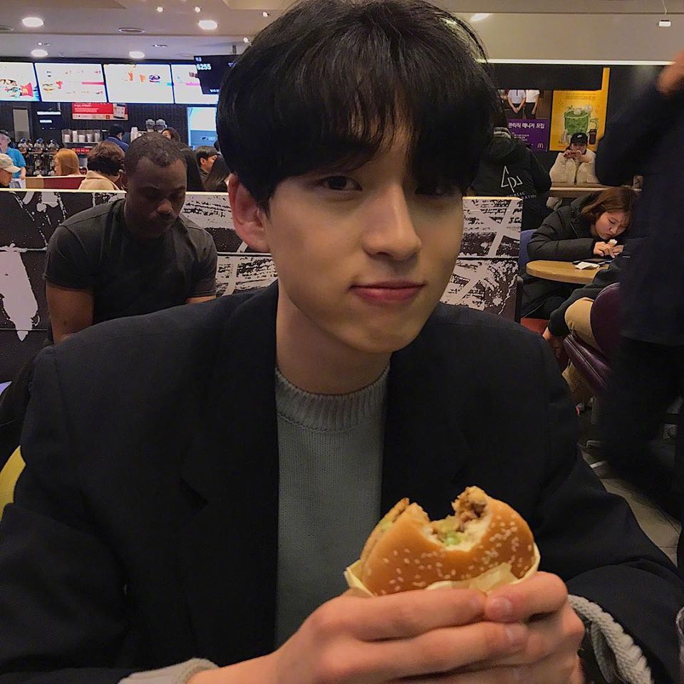 据说这位是最近渐渐出现在韩国妹子kkt封面上的男模特8176