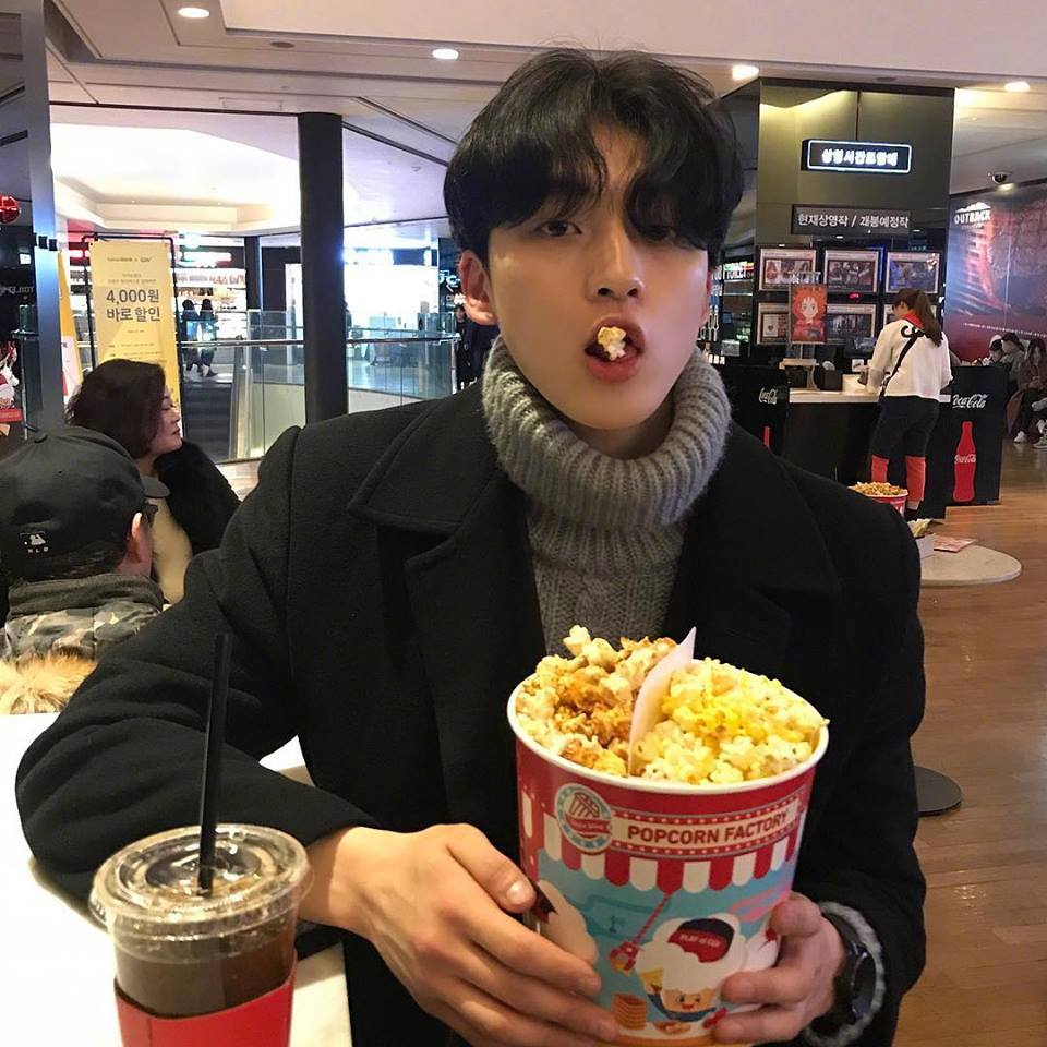 据说这位是最近渐渐出现在韩国妹子kkt封面上的男模特8176