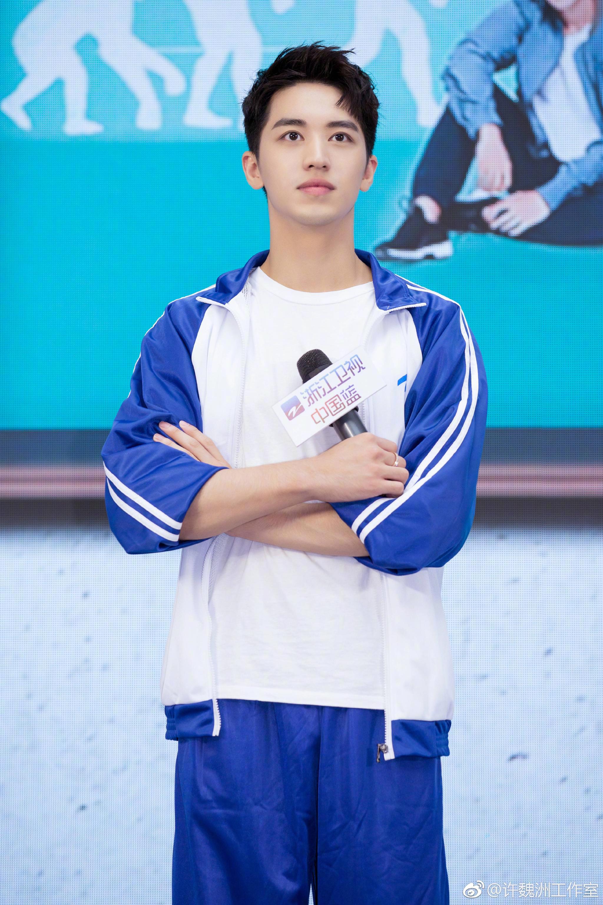 许魏洲蓝白校服再现满屏的青春活力