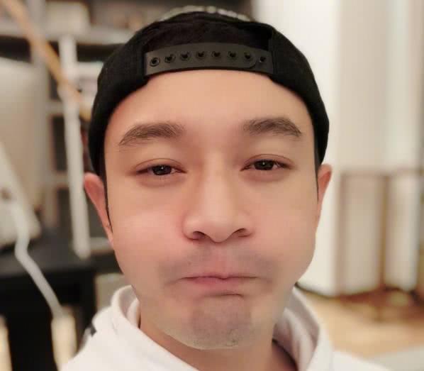 小明的自拍照几乎都有一个特点,主要用眼神的变化控制自拍表情.