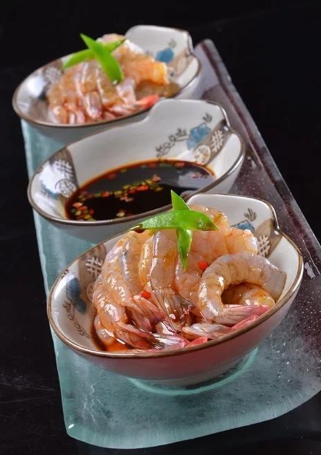 这个地方竟然生吃大虾,如此重口味的习俗你能接受吗?