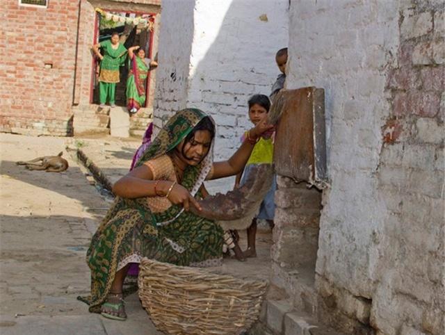 印度女人每天徒手掏粪, 回家后还得遭嫌弃