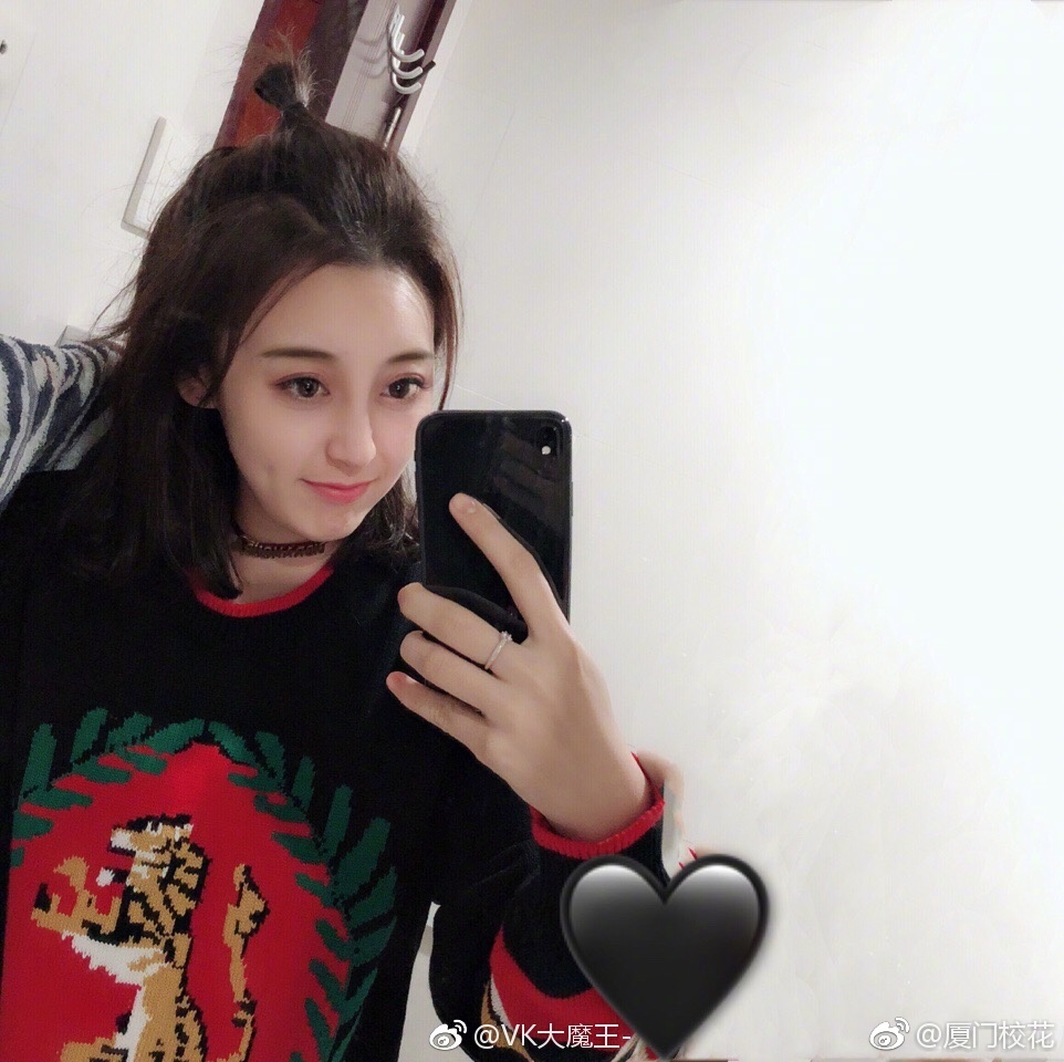 她叫李瑾轩, 95年,就读于中国民航飞行学院,身高165cm