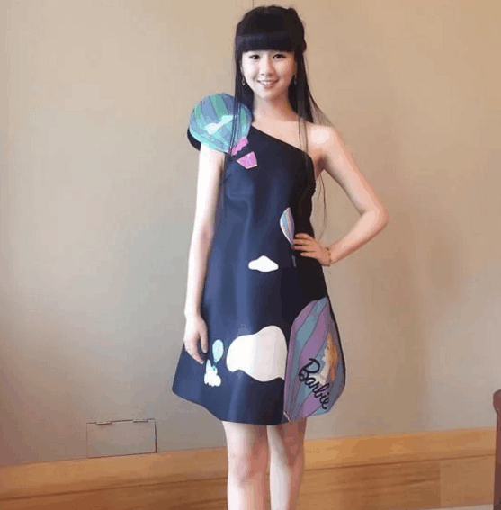 昔日小彩旗变胖彩旗, 肩竟比张一山还宽, 网友: 杨丽萍害了孩子