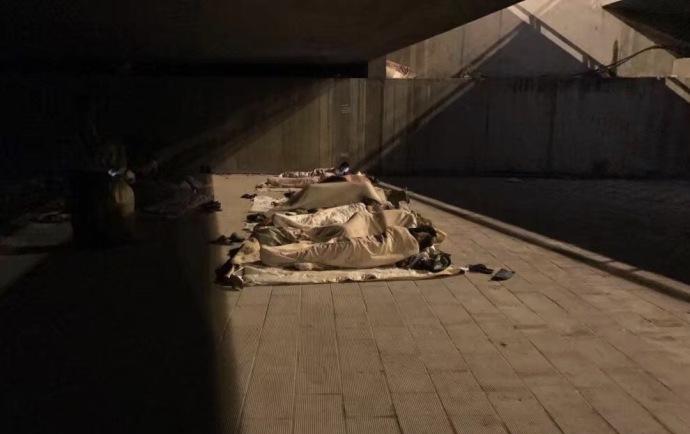 郑州一桥下睡满百名民工: 鞋子当枕头, 一张凉席当床